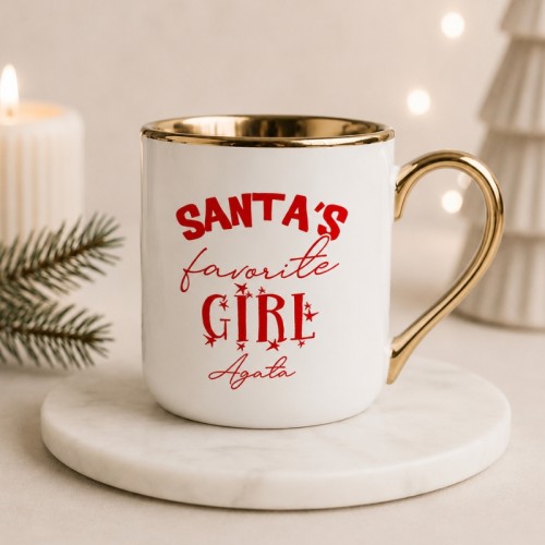 Personalizowany kubek świąteczny Santa’s Favorite Girl dla niej to wyjątkowy prezent na Boże Narodzenie.