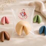 Świąteczne ciasteczka z wróżbą w ozdobnych opakowaniach jako poczęstunek dla gości na Boże Narodzenie.