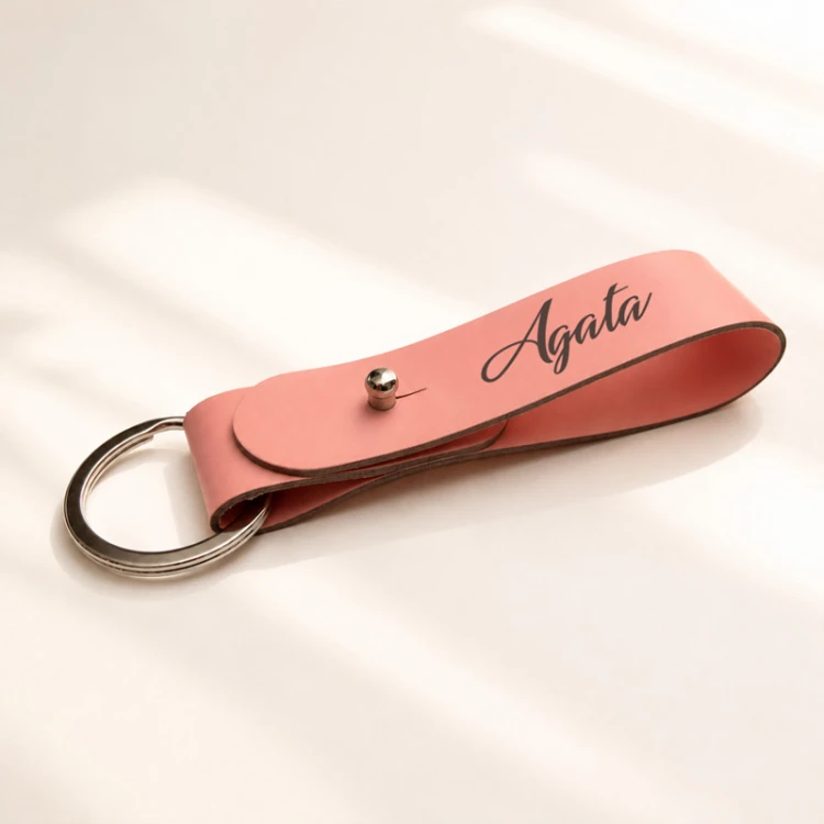 Personalizowany różowy brelok z imieniem jako wyjątkowy dodatek do kobiecego prezentu.