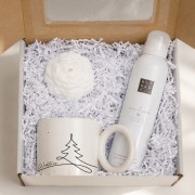 Kobiecy zestaw upominkowy na Boże Narodzenie z kubkiem ceramicznym i kosmetykiem Rituals.
