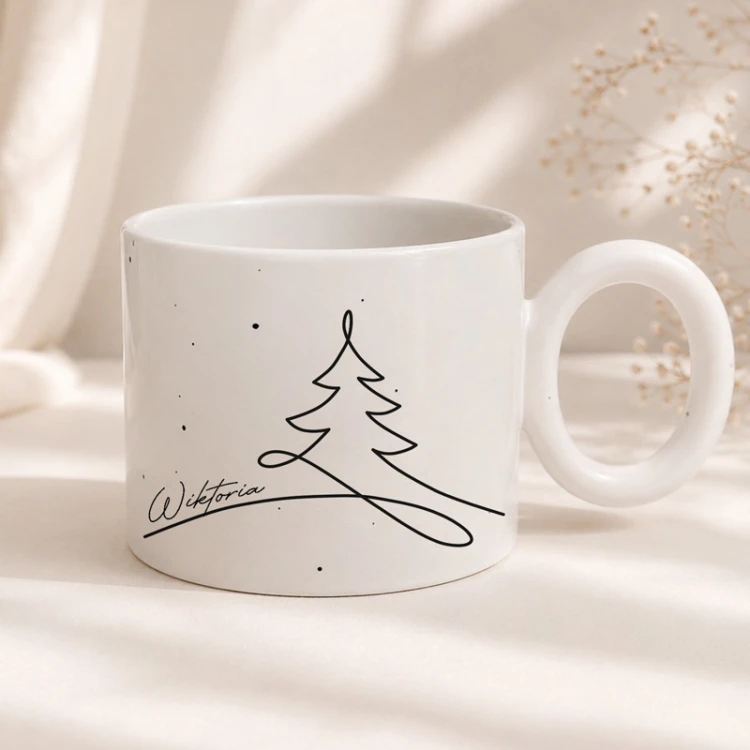 Personalizowany kubek świąteczny z choinką jako element eleganckiego prezentu dla kobiety.