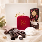 Ekskluzywny zestaw prezentowy dla kobiety z personalizowaną szkatułką, pędzlami do makijażu, świecą i czekoladą.