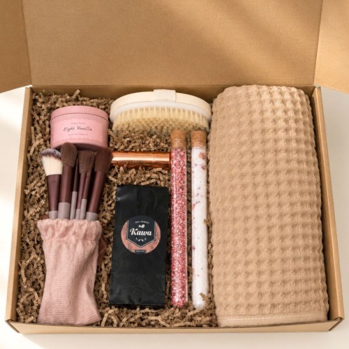 Otwarty świąteczny box prezentowy z akcesoriami do pielęgnacji, kawą i ręcznikiem waflowym.