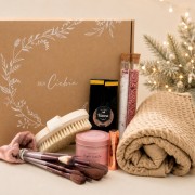 Box prezentowy dla kobiety z ręcznikiem waflowym, kawą, pędzlami do makijażu, szczotką i personalizowaną pomadką.