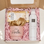 Box prezentowy dla kobiety z kubkiem, pianką Rituals, czekoladą Ferrero i satynową gumką.