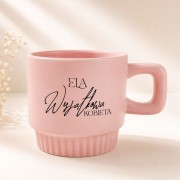 Różowy ceramiczny kubek ryflowany z napisem Wyjątkowa Kobieta.