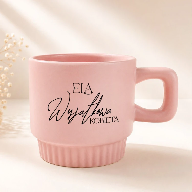 Różowy ceramiczny kubek ryflowany z napisem Wyjątkowa Kobieta.