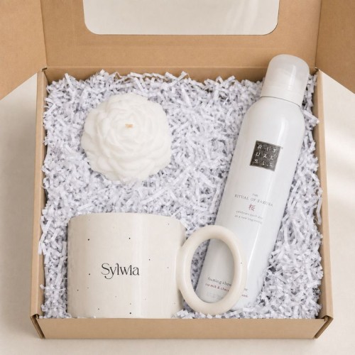 Box prezentowy z kubkiem ceramicznym, pianką Rituals oraz świecą w dekoracyjnym pudełku.