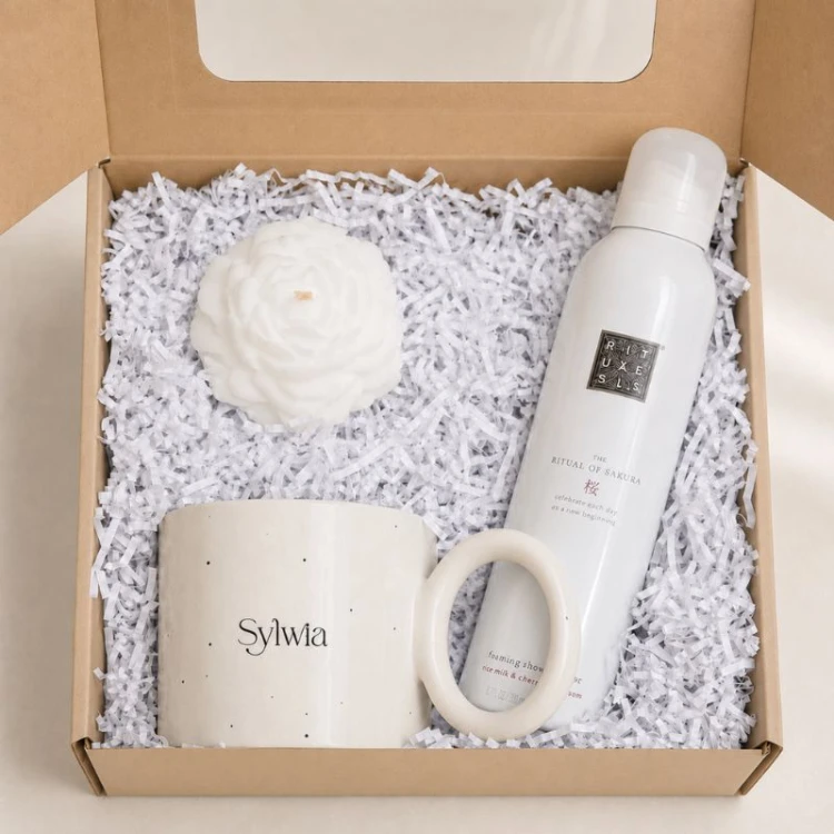 Box prezentowy z kubkiem ceramicznym, pianką Rituals oraz świecą w dekoracyjnym pudełku.