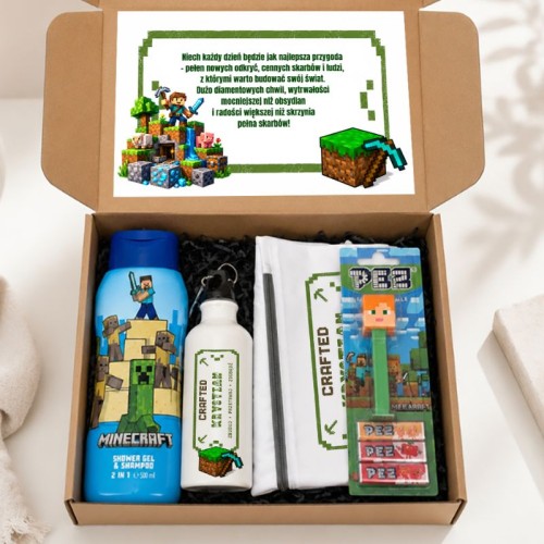 Świąteczny zestaw prezentowy dla fana Minecraft z workiem, bidonem, kosmetykiem i cukierkami w pudełku.