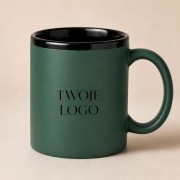 Zielony kubek ceramiczny z grawerowanym logo firmy.
