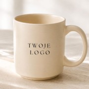 Kremowy matowy kubek ceramiczny z nadrukiem logo firmy.
