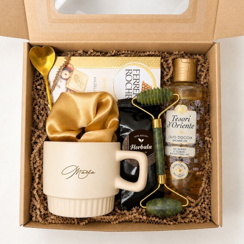 Świąteczny box prezentowy dla kobiety z personalizowanym kubkiem i herbatą.