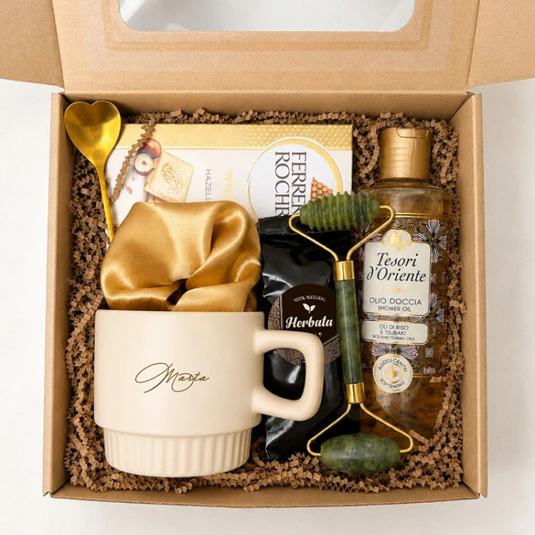 Świąteczny box prezentowy dla kobiety z personalizowanym kubkiem i herbatą.