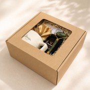 Personalizowany box prezentowy z kubkiem i masażerem do twarzy.