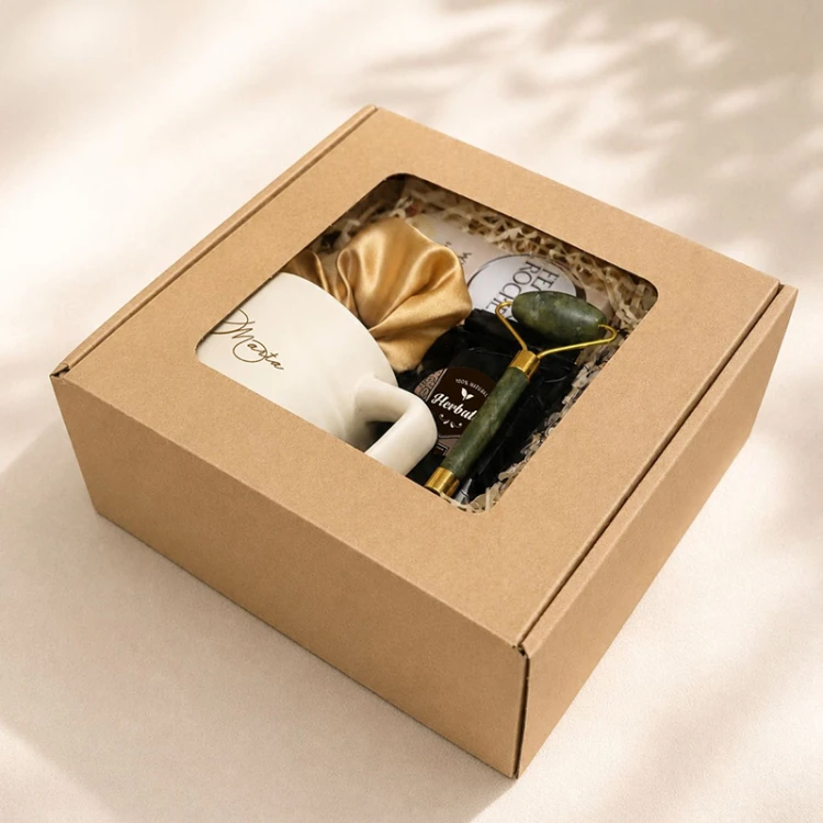 Personalizowany box prezentowy z kubkiem i masażerem do twarzy.