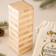 Drewniana gra Jenga w personalizowanym woreczku to wyjątkowy prezent dla rodziny na Święta.