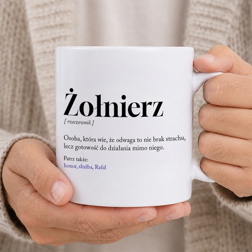 Biały kubek z definicją żołnierza będzie praktycznym upominkiem na Boże Narodzenie.