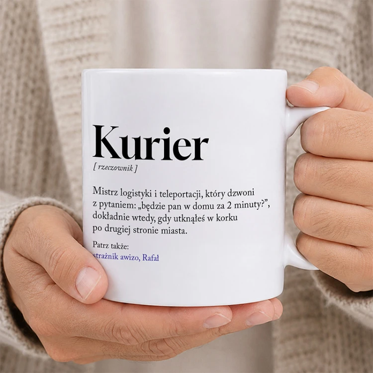 Kubek dla kuriera z humorystycznym napisem przedstawiono w świątecznej aranżacji.
