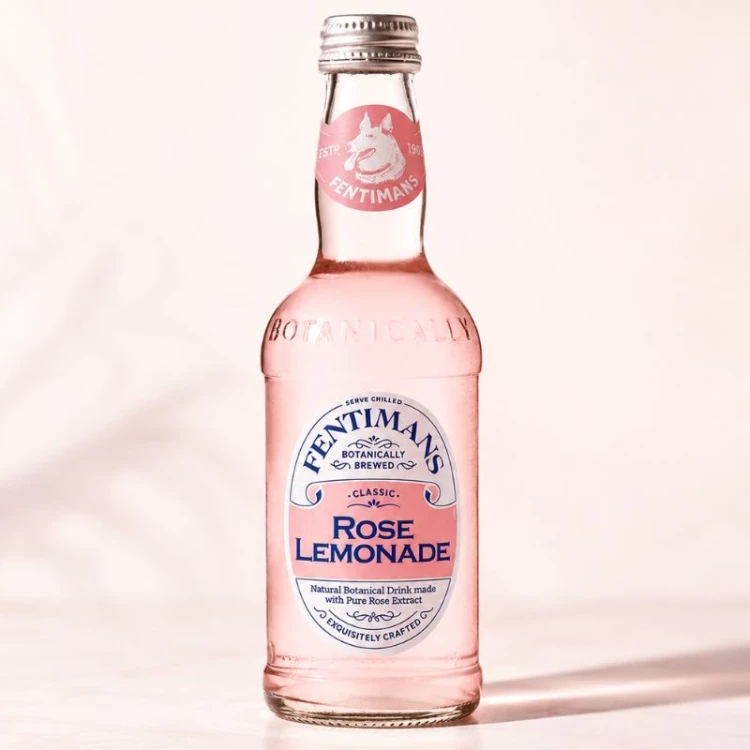 Rose Lemonade to gazowana lemoniada o orzeźwiającym różano-cytrynowym smaku.