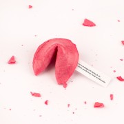 Różowe ciasteczko z wróżbą stanowi zabawny dodatek do zestawu pielęgnacyjnego dla kobiety.