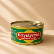 Konserwa turystyczna w stylu retro stanowi humorystyczny element zestawu prezentowego PRL na Święta.
