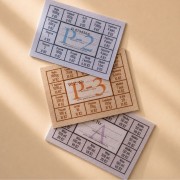 Kartki na żywność w stylistyce PRL stanowią oryginalny dodatek do świątecznego zestawu retro.