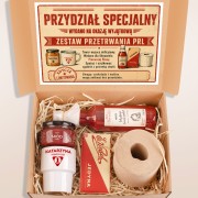 Zestaw przetrwania PRL w kraftowym pudełku to humorystyczny prezent świąteczny dla fana retro.