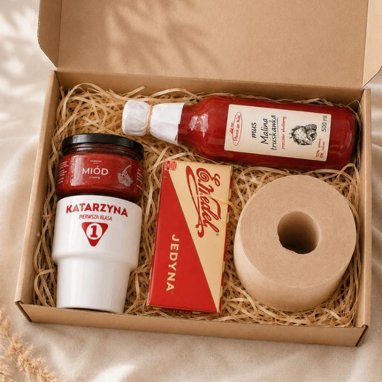 Zestaw prezentowy dla miłośnika PRL z personalizowanym kubkiem to oryginalny prezent na Święta Bożego Narodzenia.