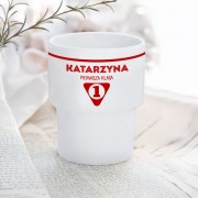 Personalizowany kubek ceramiczny w stylu PRL z imieniem to główny element nostalgicznego zestawu prezentowego.