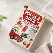 Pudełko gry Polska Quiz ustawione pionowo na jasnym tle. Opakowanie posiada kolorową grafikę inspirowaną czasami PRL oraz napis „Polska Quiz Jak było kiedyś”.
