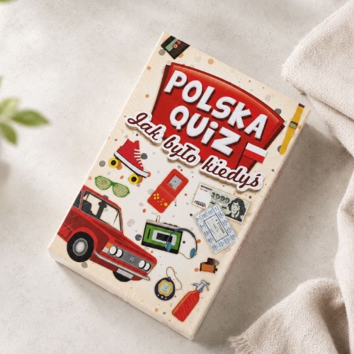 Pudełko gry Polska Quiz ustawione pionowo na jasnym tle. Opakowanie posiada kolorową grafikę inspirowaną czasami PRL oraz napis „Polska Quiz Jak było kiedyś”.