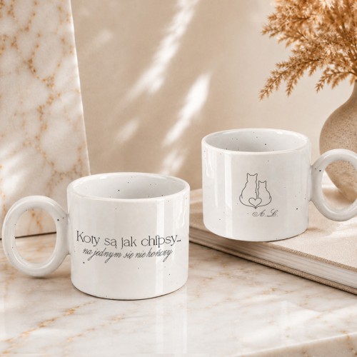 Na kubku widoczny jest napis „Koty są jak chipsy... na jednym się nie kończy”, a na odwrocie grafika dwóch kotów z personalizowanymi inicjałami.