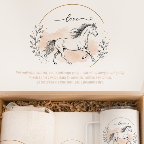 Świąteczny zestaw dla koniary z kubkiem termicznym z grafiką konia i personalizowanym imieniem w eleganckim pudełku prezentowym.