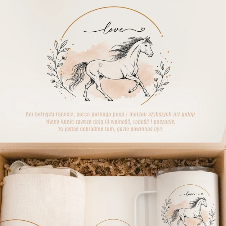 Świąteczny zestaw dla koniary z kubkiem termicznym z grafiką konia i personalizowanym imieniem w eleganckim pudełku prezentowym.
