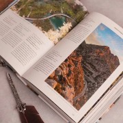 Bucket List 1000 pomysłów na przygody życia z fotografiami miejsc i wyjątkowych doświadczeń jako prezent dla nauczyciela.