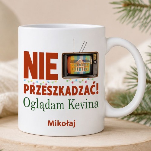 Personalizowany kubek dla fana filmu „Kevin sam w domu” posiada zabawny napis „Nie przeszkadzać! Oglądam Kevina”.
