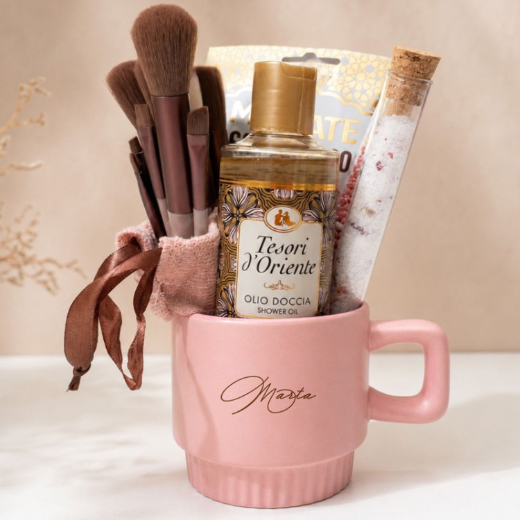 Zestaw MUG Gift dla kobiety z różowym kubkiem, pędzlami i kosmetycznymi dodatkami