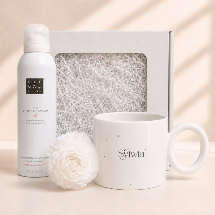 Zestaw prezentowy dla kobiety z personalizowanym kubkiem, pianką Rituals Sakura i świecą w kształcie róży.