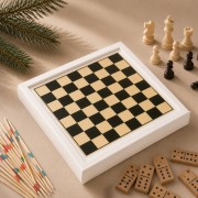 Świąteczne pudełko z domino, szachami i kartami do gry.