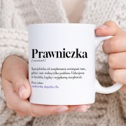 Biały kubek ceramiczny z definicją zawodu prawniczego.