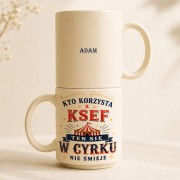 Kremowy kubek ceramiczny dla księgowego z humorystycznym nadrukiem.