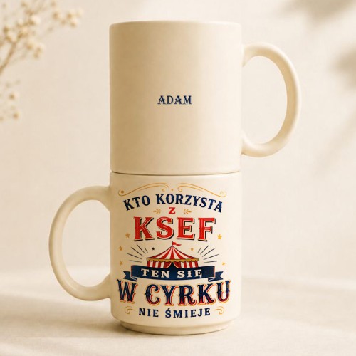 Kremowy kubek ceramiczny dla księgowego z humorystycznym nadrukiem.