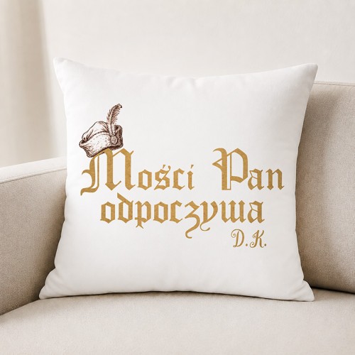 Biała poduszka z napisem Mości Pan odpoczywa nawiązuje do szlacheckiego humoru.