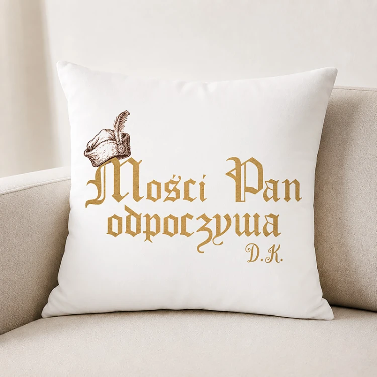 Biała poduszka z napisem Mości Pan odpoczywa nawiązuje do szlacheckiego humoru.