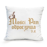Poduszka dla fana serialu 1670 ma złoty napis i grafikę nakrycia głowy z piórem.