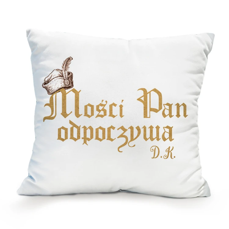 Poduszka dla fana serialu 1670 ma złoty napis i grafikę nakrycia głowy z piórem.