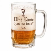 Kufel dla fana serialu 1670 zdobi napis Wać Panie czas na toast.
