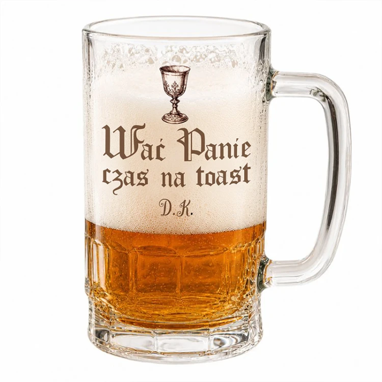 Kufel dla fana serialu 1670 zdobi napis Wać Panie czas na toast.