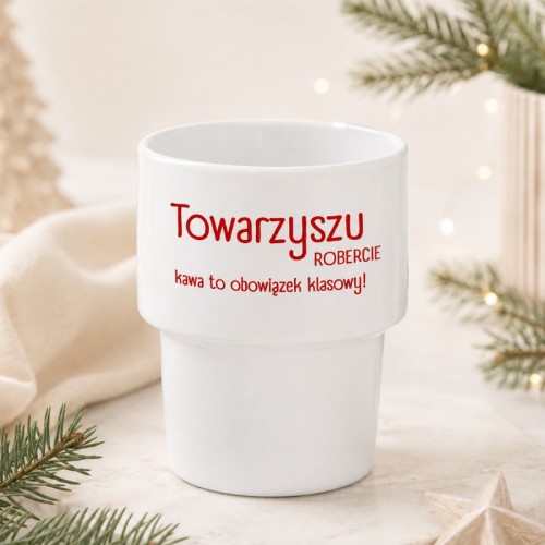 Personalizowany kubek do kawy PRL ma czerwony napis z wybranym imieniem.